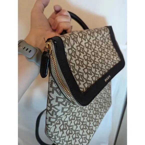 DKNY Bradee Signature Backpack Bag Flap Closure Logo Pattern Beige Original - Picture 6 of 9